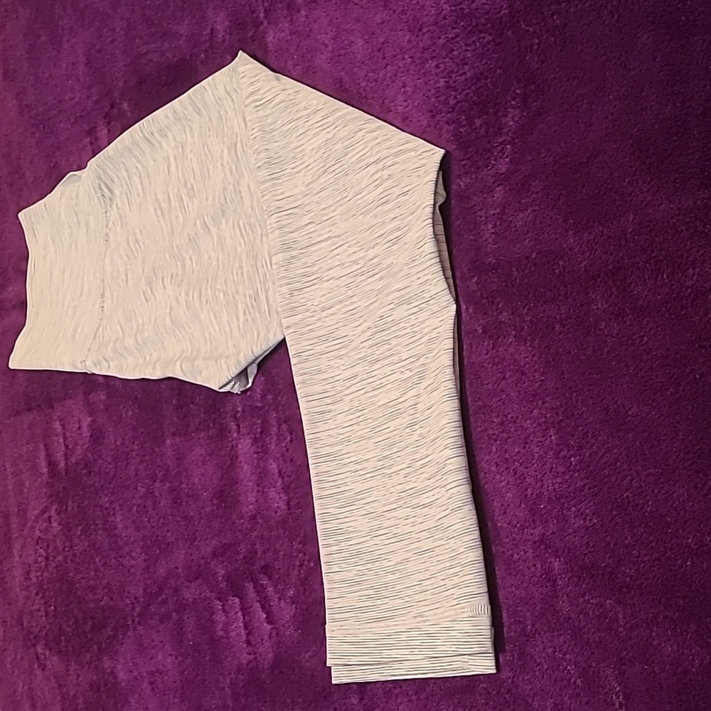 Lululemon Atletic Crop Legging for Women, Size 6, Color Silver 😍